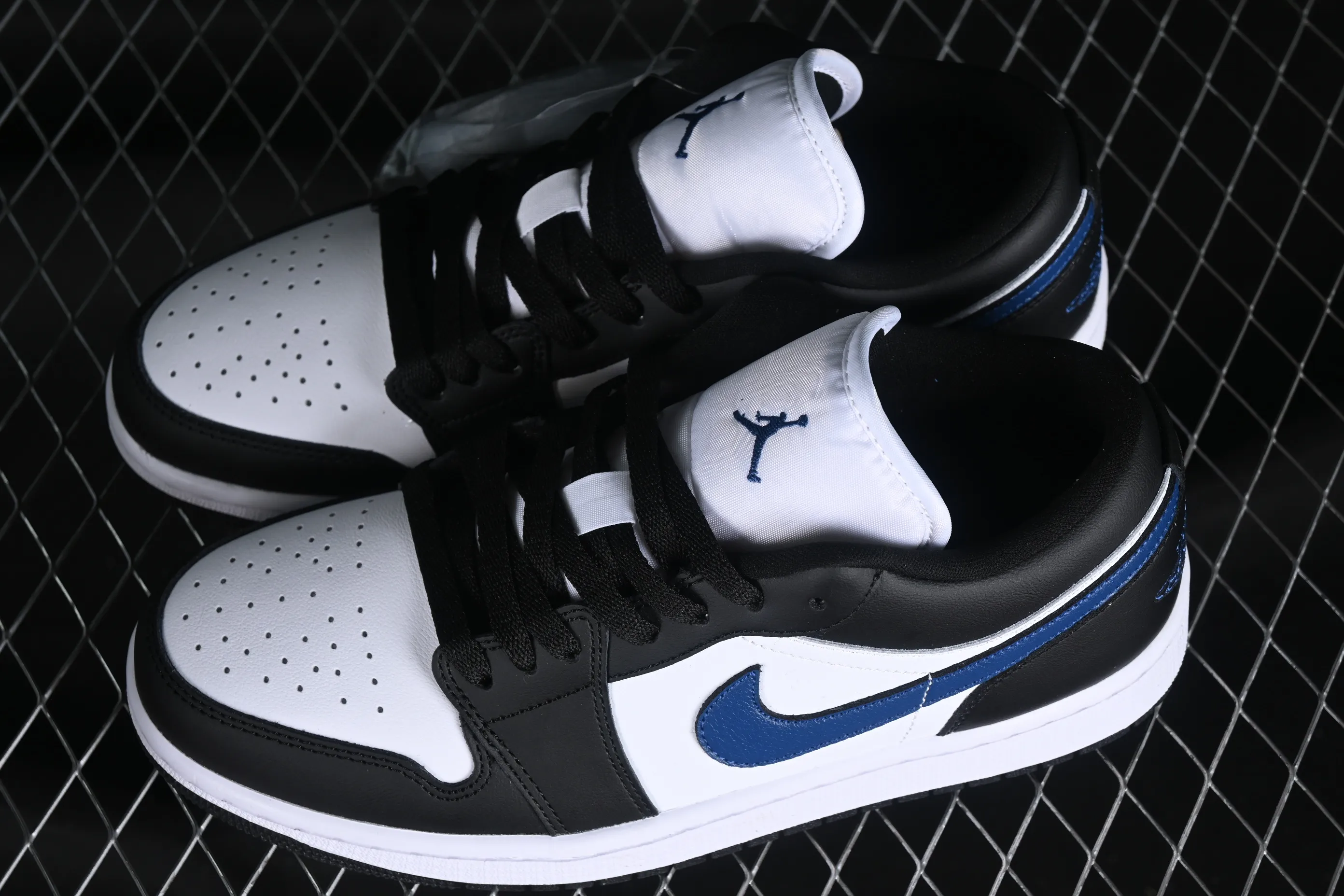 All categories Air Jordan Jordan series basketball shoes Air Jordan 1 Low Air Jordan 1 Low AJ1 Joe 1 black and white blue hook low-top cultural basketball shoes DC0774-040